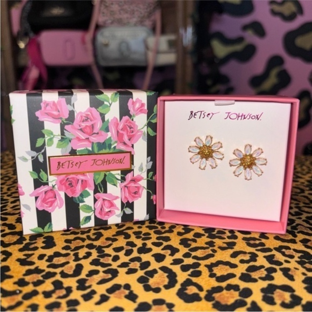 NWT Betsey Johnson Daisy Stud Earrings With Box